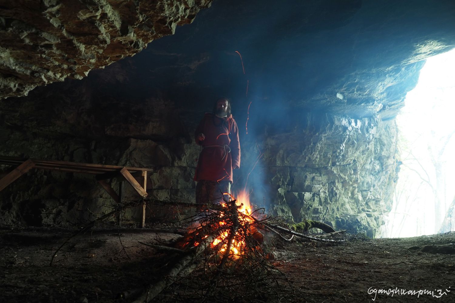 Švédův stůl - slavnostní oheň na památku Vesmírného Šamana. Foto: Marek Gyaneshwarpuri 2020.