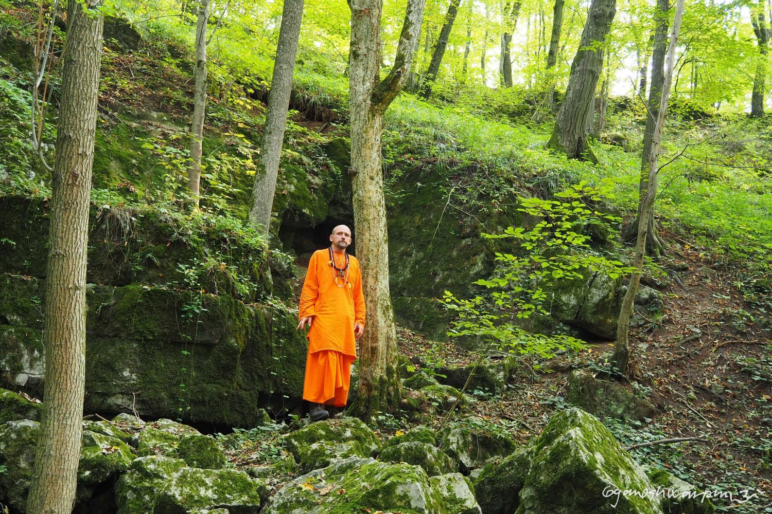 Barunčina jeskyně pod Svatými schody - celková situace. Foto: Swami Gyaneshwarpuri 2021.