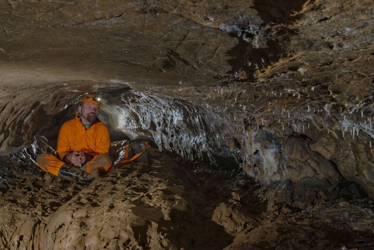 Swami Gyaneshwarpuri v Hlavní chodbě Málčiny jeskyně. Foto: Pavel Chaloupský 2022