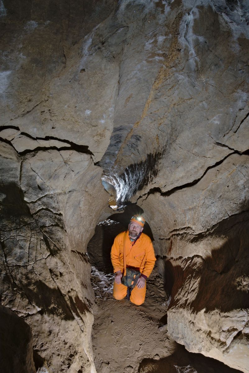 Swami Gyaneshwarpuri před Jícnem děla Málčiny jeskyně. Foto: Pavel Chaloupský 2022