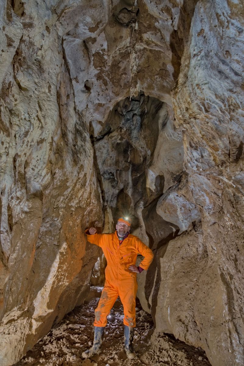 Swami Gyaneshwarpuri u trativodů v Hlavní chodbě Málčiny jeskyně. Foto: Pavel Chaloupský 2022