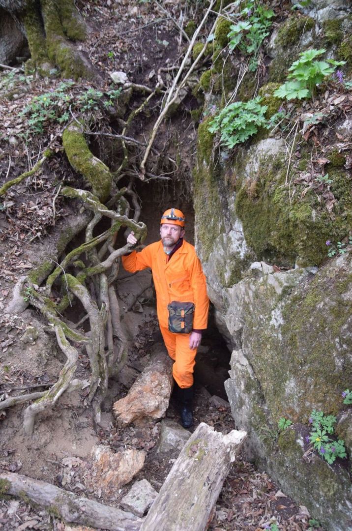 Swami Gyaneshwarpuri ve vchodu do Málčiny jeskyně. Foto: Pavel Chaloupský 2022