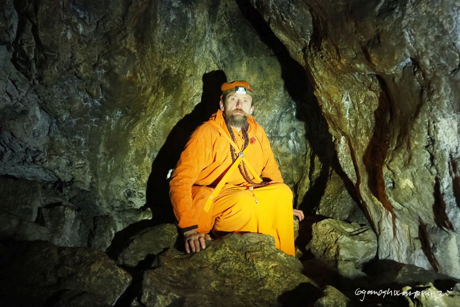 Jeskyně Netopýrka - chodba k podzemnímu potůčku v hlavní prostoře jeskyně. Foto: Swami Gyaneshwarpuri 2023.