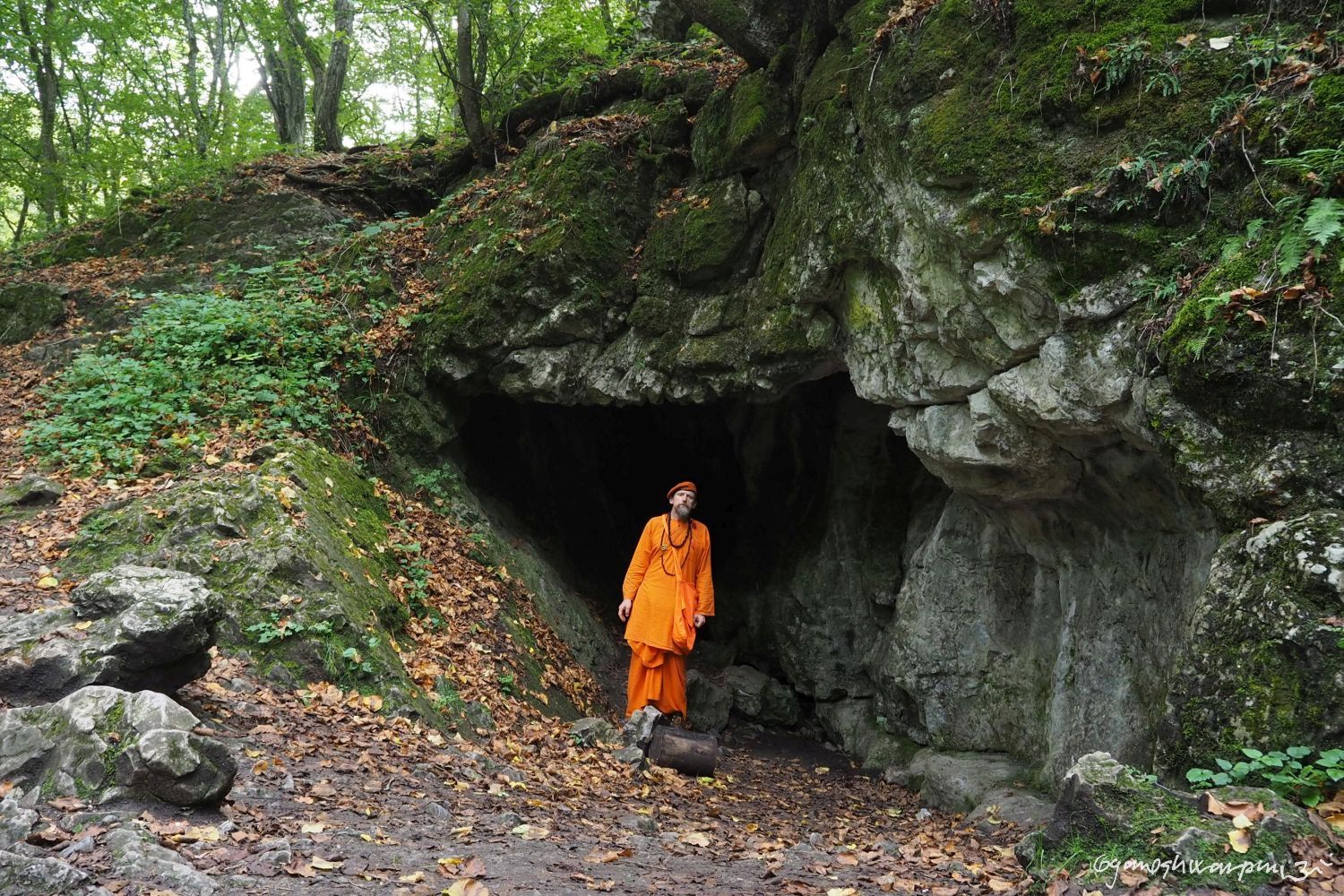 Jeskyně Netopýrka - vchod. Foto: Swami Gyaneshwarpuri 2023.
