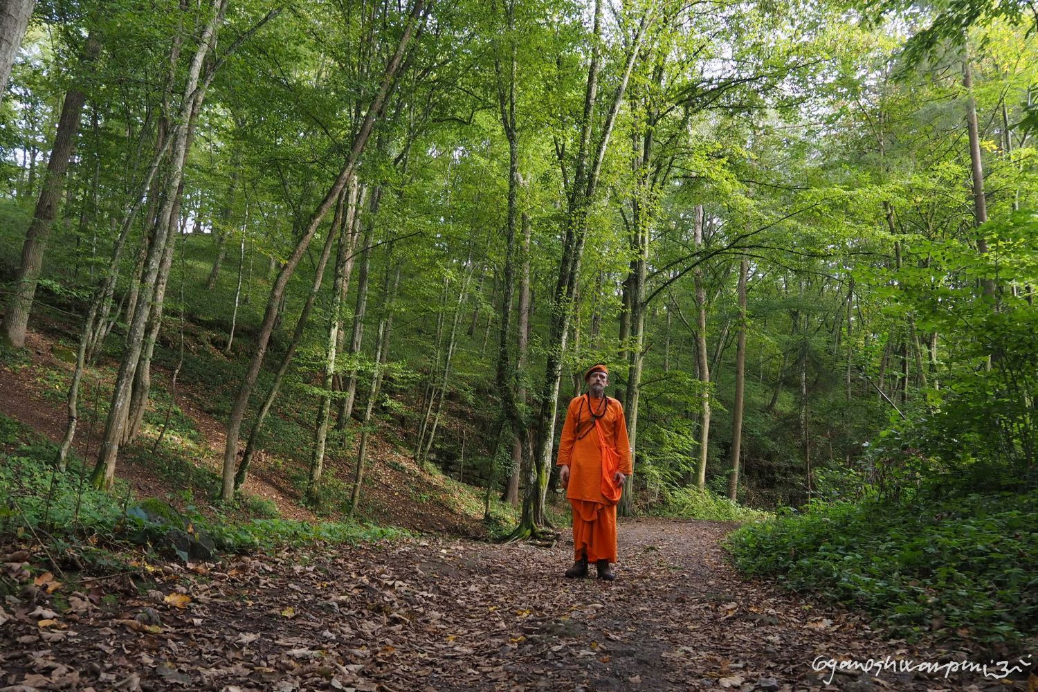 Ochozský žlíbek v místě objevu Barunčiny jeskyně a již známého Paleoponoru v Ochozském žlíbku. Foto: Swami Gyaneshwarpuri 2023.