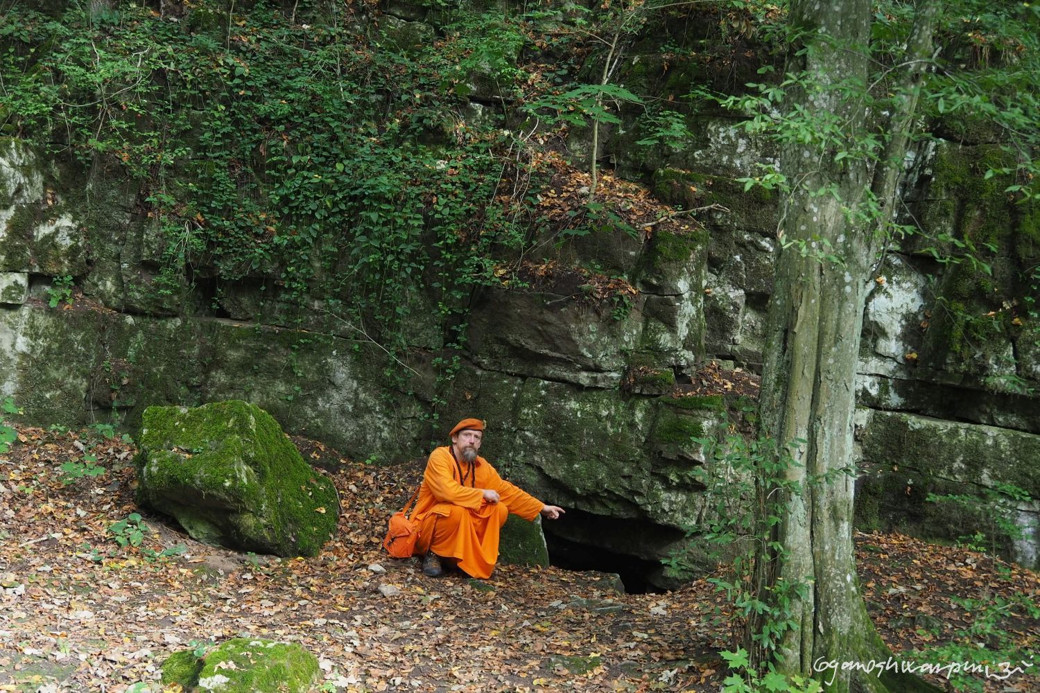 Vchod do Paleoponoru v Ochozském žlíbku, který dosud nevydal svá tajemství. Foto: Swami Gyaneshwarpuri 2023.