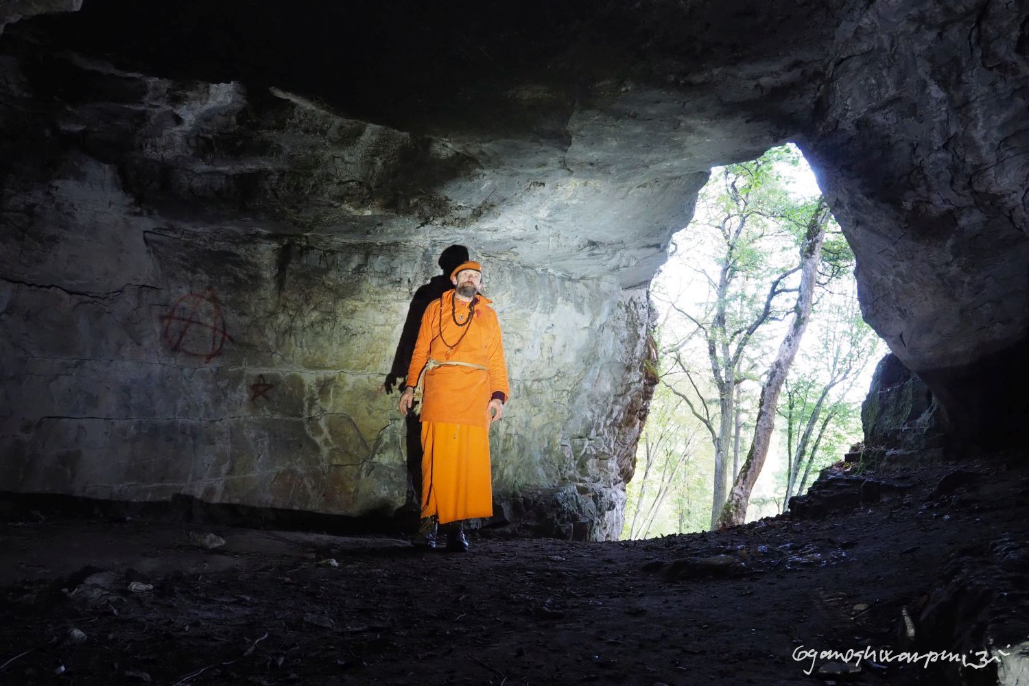 Jeskyně Švédův stůl - prostora zvaná Obyvák neandertálce. Foto: Swami Gyaneshwarpuri 2023.