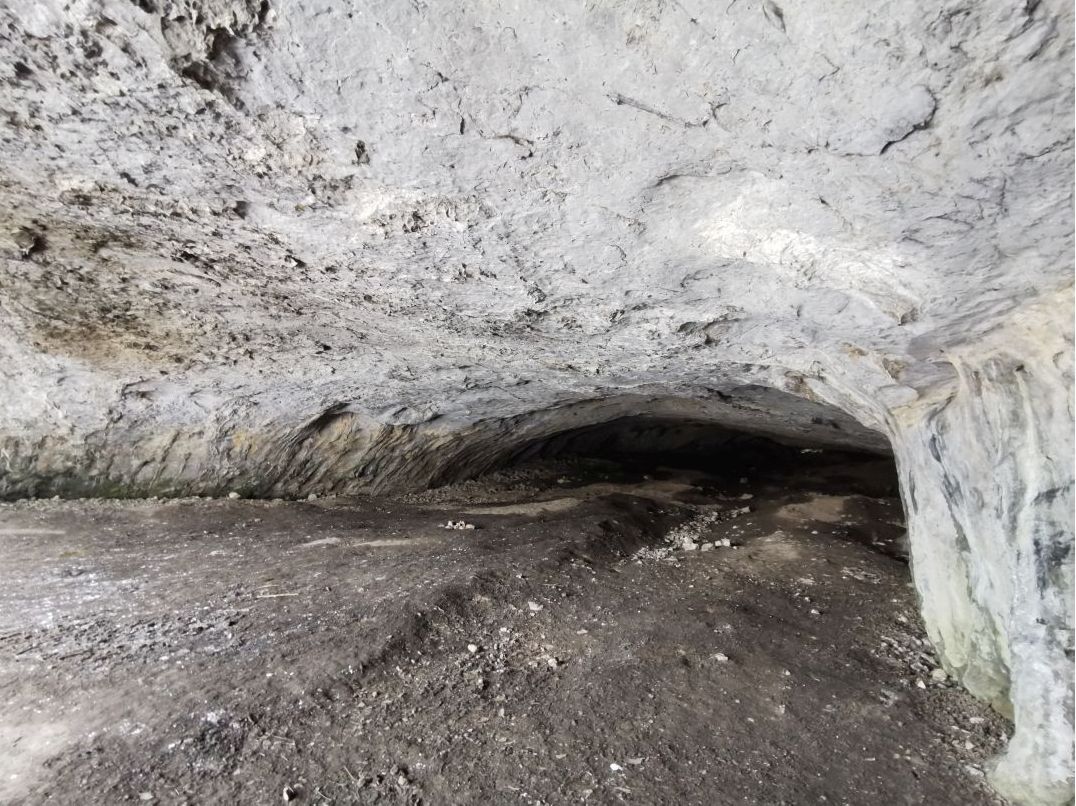 Jeskyně Pekárna - v centrální prostoře je dosud patrný zářez Šenkyříkovy sondy Speleohistorického klubu Brno. Foto: Kamil Pokorný 2019.